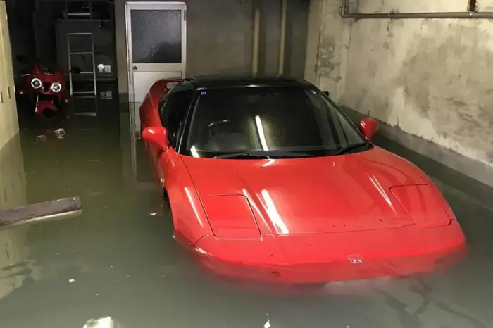 Suma astronomică plătită pe o Honda NSX, care a fost inundată și care are 236.776 kilometri la bord