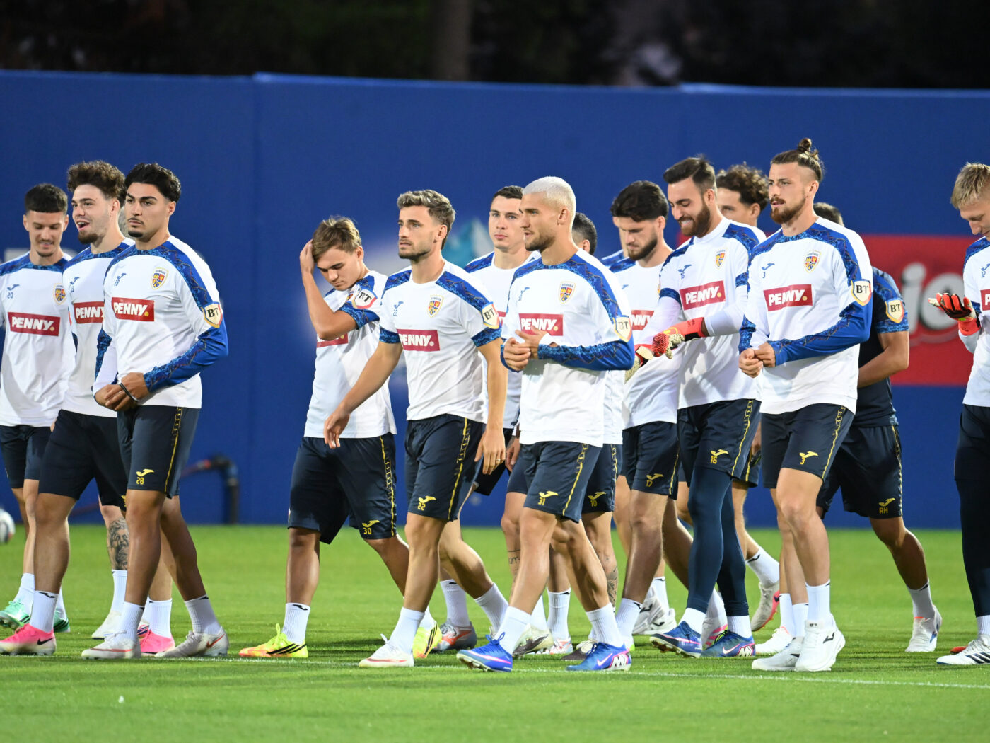 „O tot dăm cu Drăgușin că e mare fundaș. Hai, bă, oameni buni!”. Tricolorul de legendă dă de pământ cu „starurile” naționalei și are un singur remarcat. EXCLUSIV 