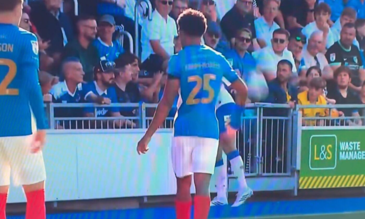 Scene şocante în Anglia! Fotbalistul l-a strâns de gât pe un fan adolescent, dar arbitrul nu i-a făcut nimic!