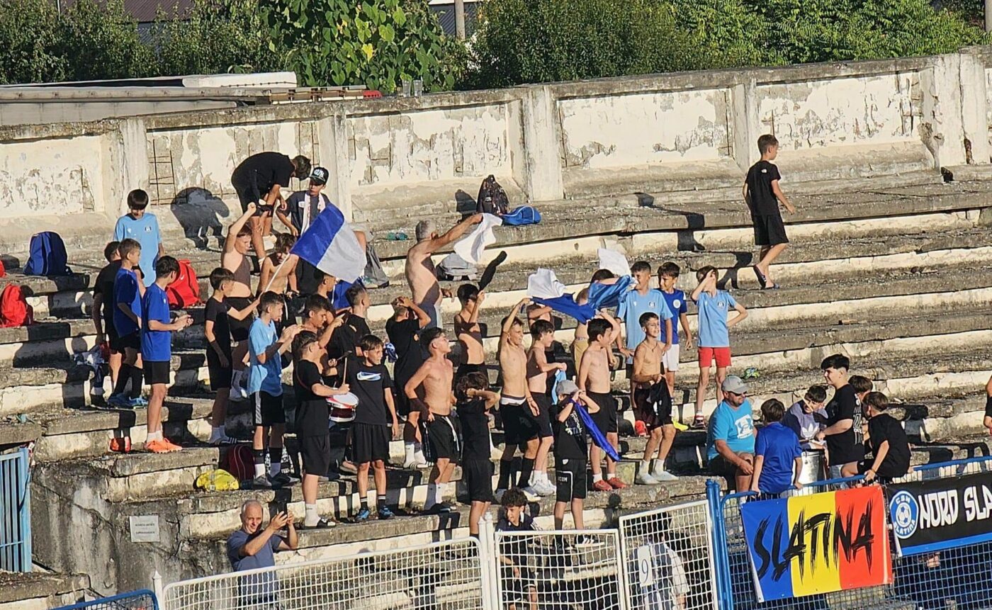 Lider în Liga 2, CSM Slatina joacă pe un stadion care arată tot mai rău. Președintele Gică Craioveanu: ”Cade tencuiala, cade tot”