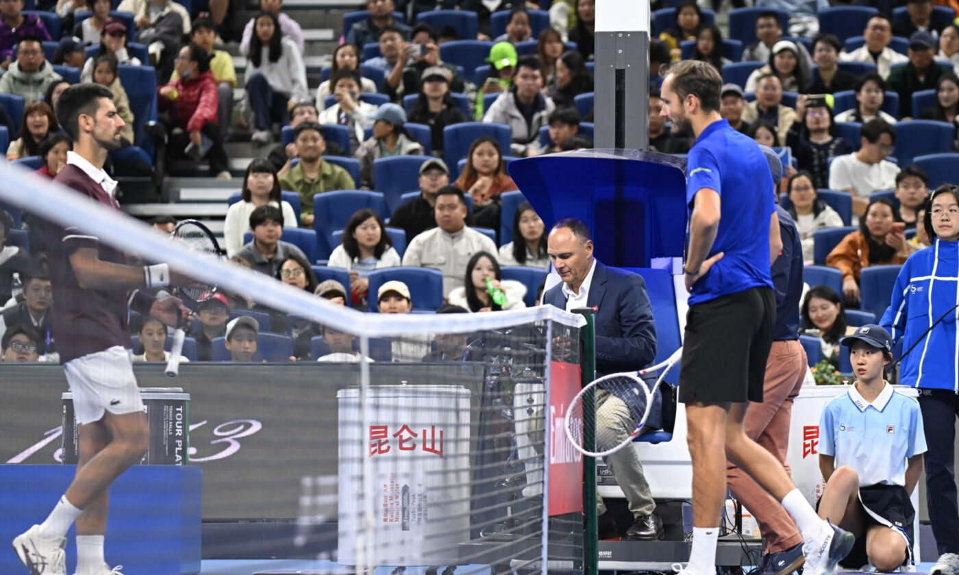 Absolut ireal! Rusul Medvedev a fost descalificat în semifinala cu Djokovic de la Beijing pentru că a lovit un spectator!