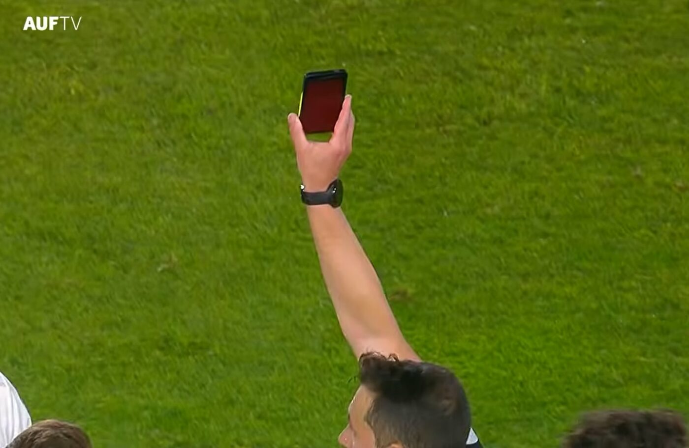 Moment nemaivăzut în fotbal! Arbitrul a arătat cartonașul roșu pe telefon