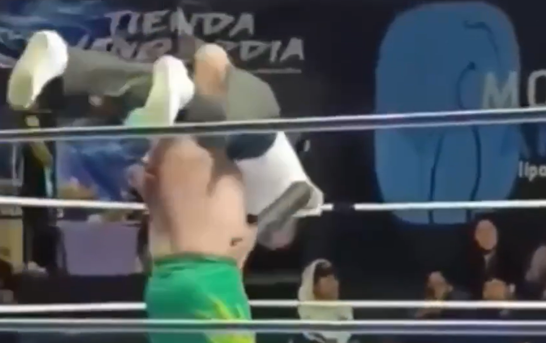 Imagini dramatice! Arbitrul s-a prăbușit în ring și a murit. Luptătorul a fost arestat