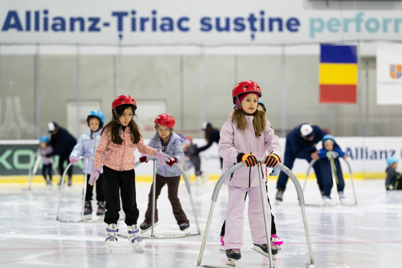 Atmosferă superbă pe patinoarul Allianz-Țiriac din Otopeni! Imagini spectaculoase cu puștii care fac primii pași în patinaj: „Vă așteptăm. Este gratuit!”. EXCLUSIV