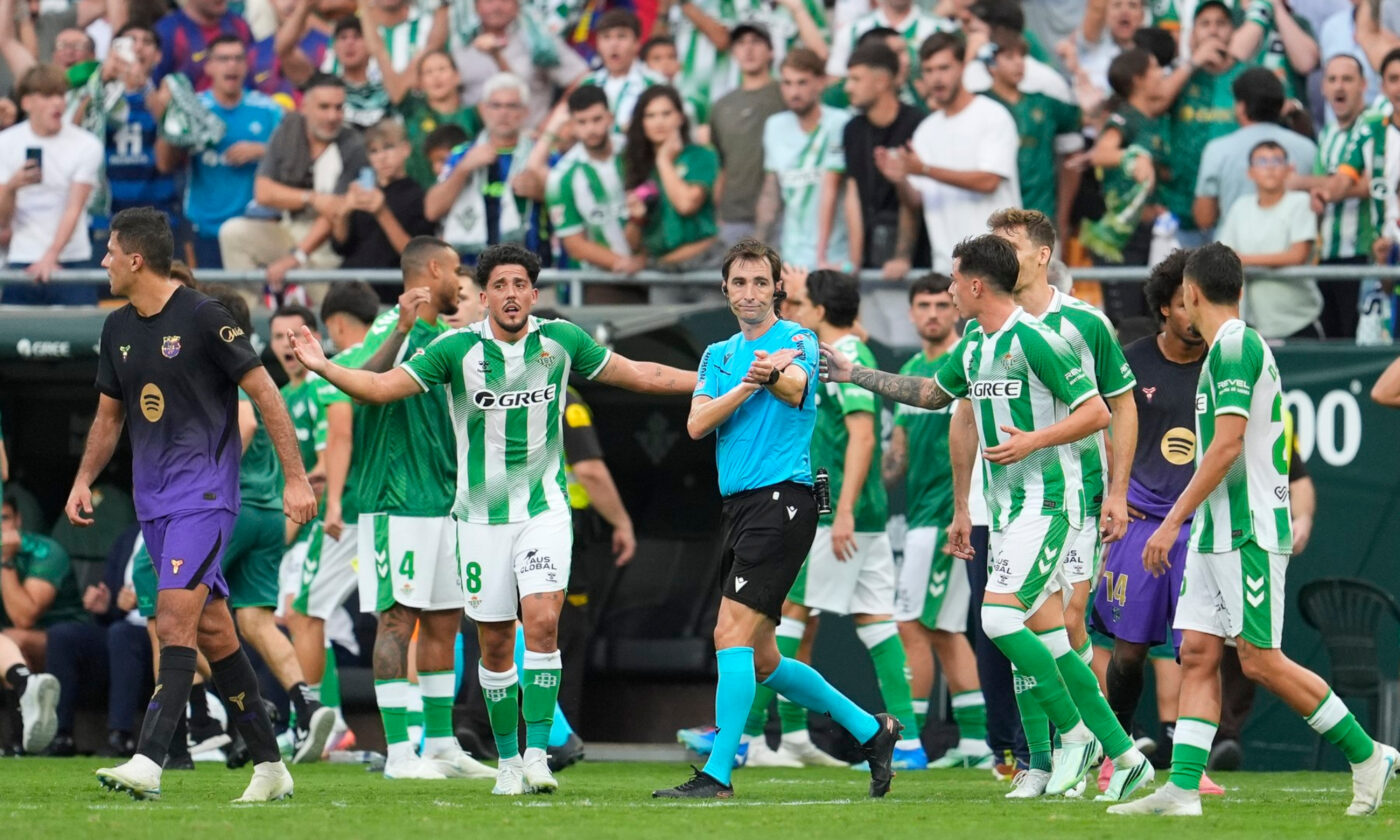 Au apărut înregistrările VAR după scandalul de la Betis – Barcelona! Ce și-au spus arbitrii la golul anulat