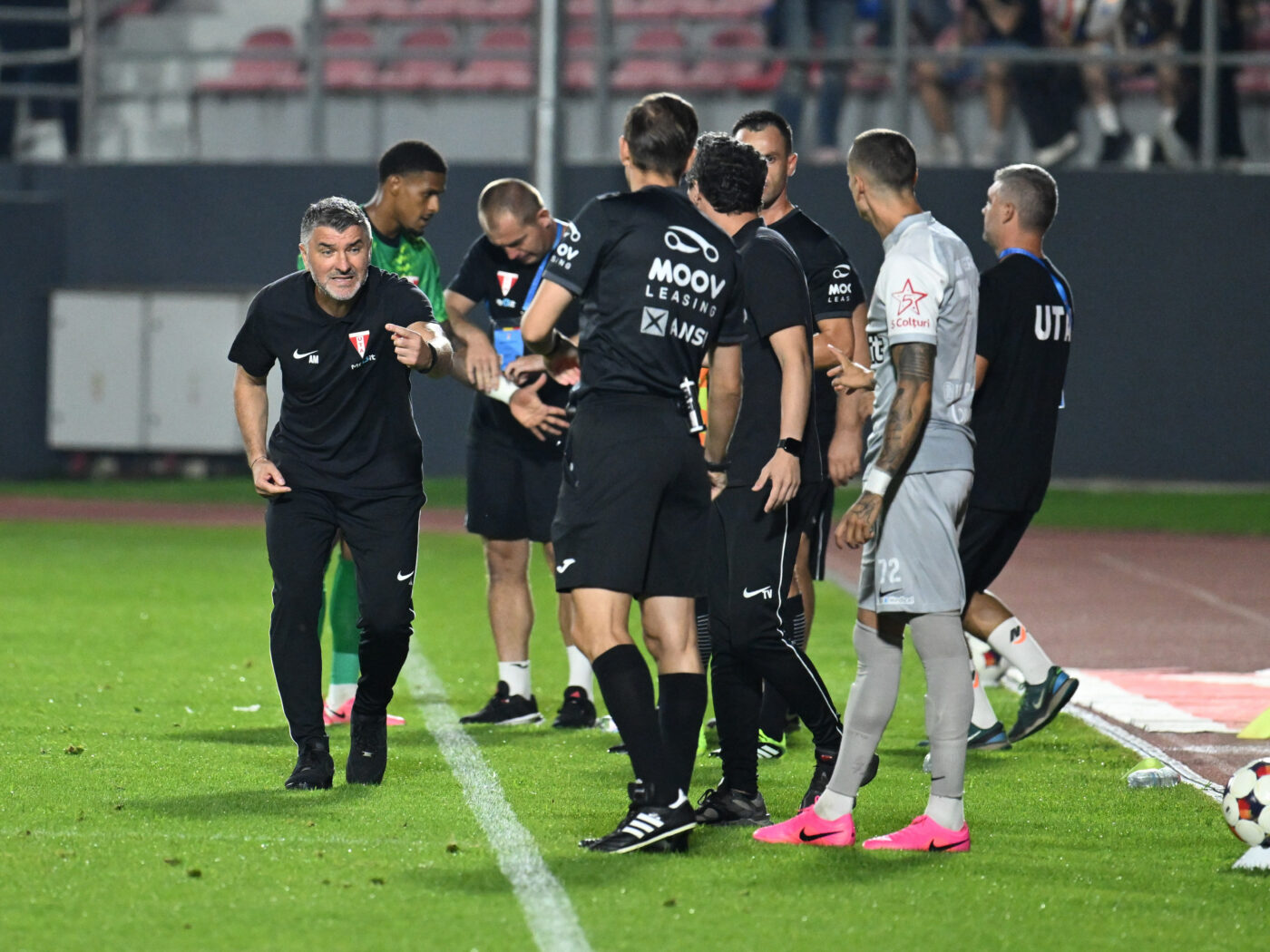 Coșmar în vestiar pentru UTA și Adrian Mihalcea înaintea meciului din Superliga: „Ne gândim la orice!”