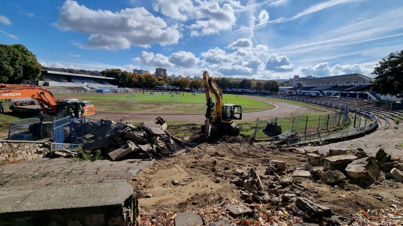 Imaginile momentului! „Bijuteria” de 54.000.000 de euro din orașul istoric al României e tot mai aproape: a început demolarea vechiului stadion!