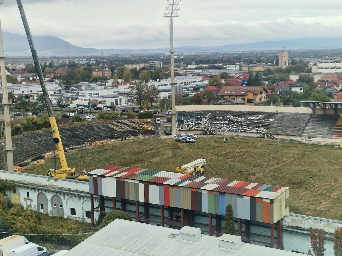 Sfârșitul unei ere! A început demolarea stadionului Tineretului din Brașov