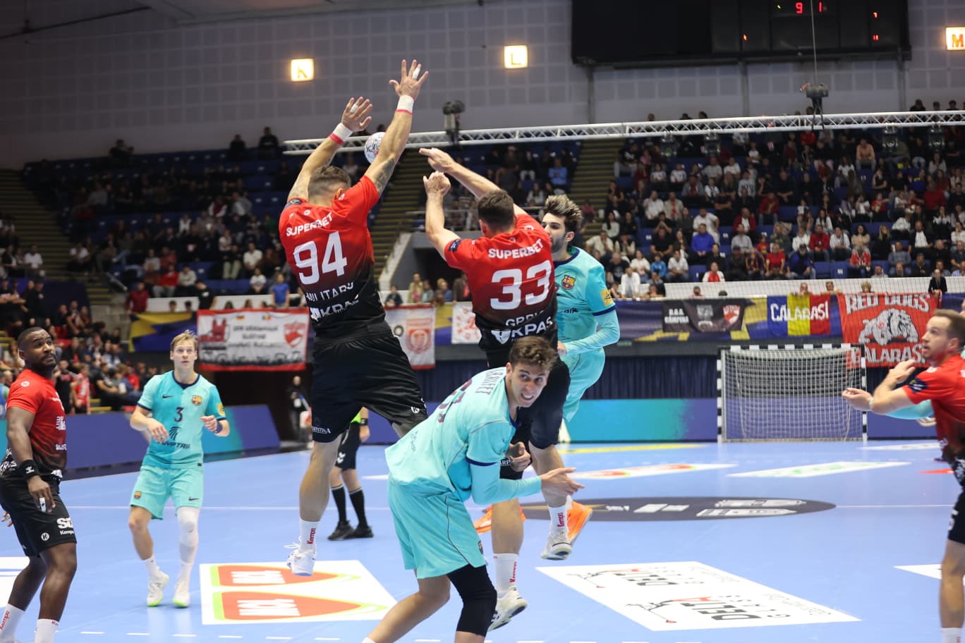 SPECIAL Dinamoviștii au oferit momentele serii în Liga Campionilor! „Câinii” au venit cu steagul lui Real Madrid și gestul superb al fanilor după lecția de handbal a Barcelonei