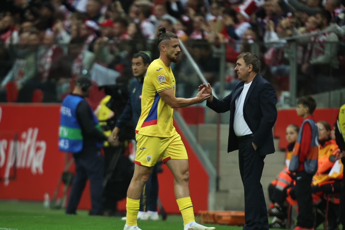 Decizie ȘOC! Radu Drăgușin, eliminat pentru o împingere ușoară la Lewandowski: penalty pentru Polonia