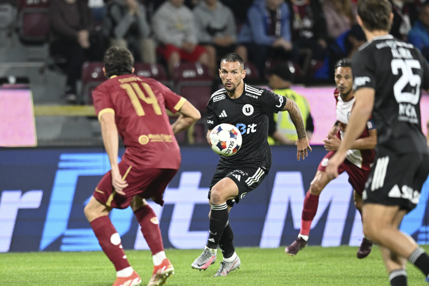 CFR Cluj – U Cluj 1-3 schimbă polii de putere în Ardeal după 20 de ani! „U” a câștigat Clujul în cronica din tribună a lui Vlad Măcicășan