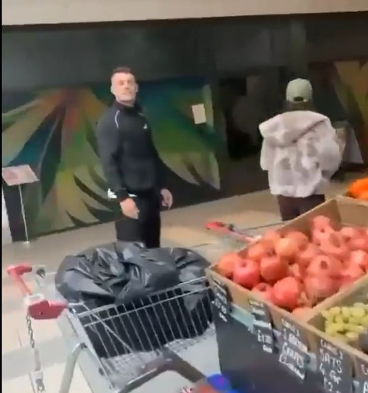 VIDEO Milionarul, conflict la supermarket după ce un alt cumpărător i-a strigat: „COVID!”