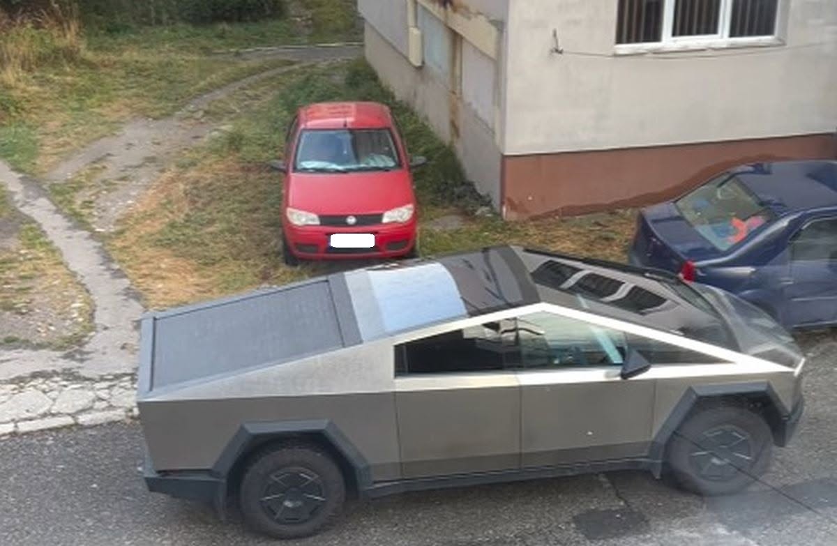Imaginea zilei din România, surprinsă de un japonez: un Cybertruck, pe străzile din Câmpulung Muscel, lângă o Dacia!