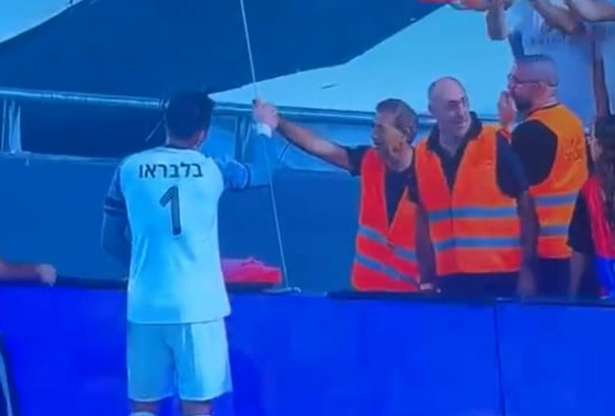 VIDEO Ireal! Fotbalistul român a primit bani de la suporteri, direct pe stadion, pentru că n-a luat gol