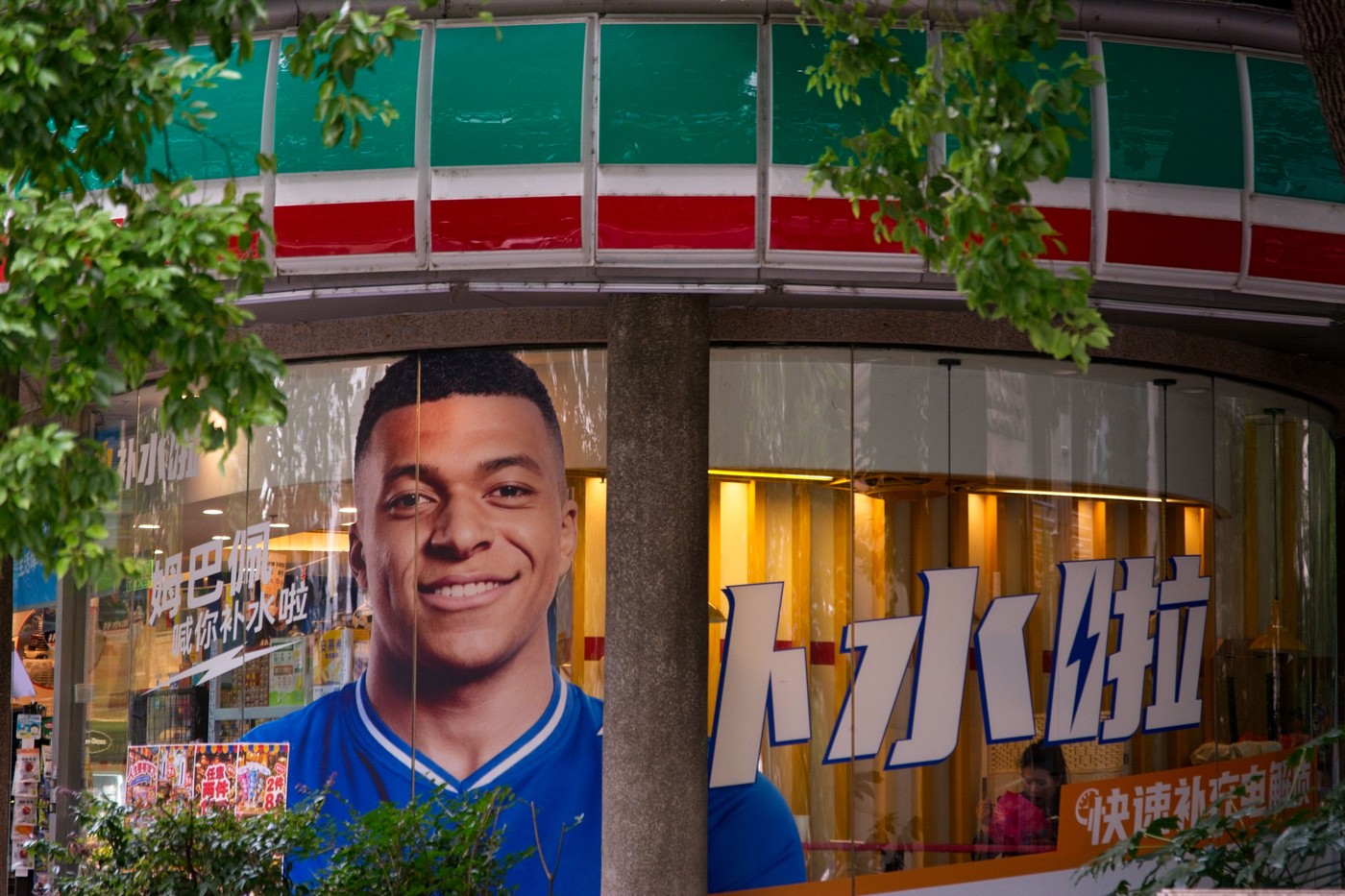 Lovitură financiară devastatoare pentru Kylian Mbappe! Trei companii gigant au rupt contractele cu el în scandalul legat de Mao Zedong