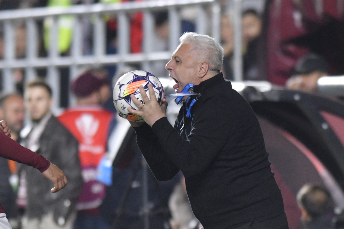 Marius Șumudică, scuipat pe trecerea de pietoni în Cluj! Antrenorul lui CFR a răbufnit: „E dezgustător. Aici mi-a pus-o!”