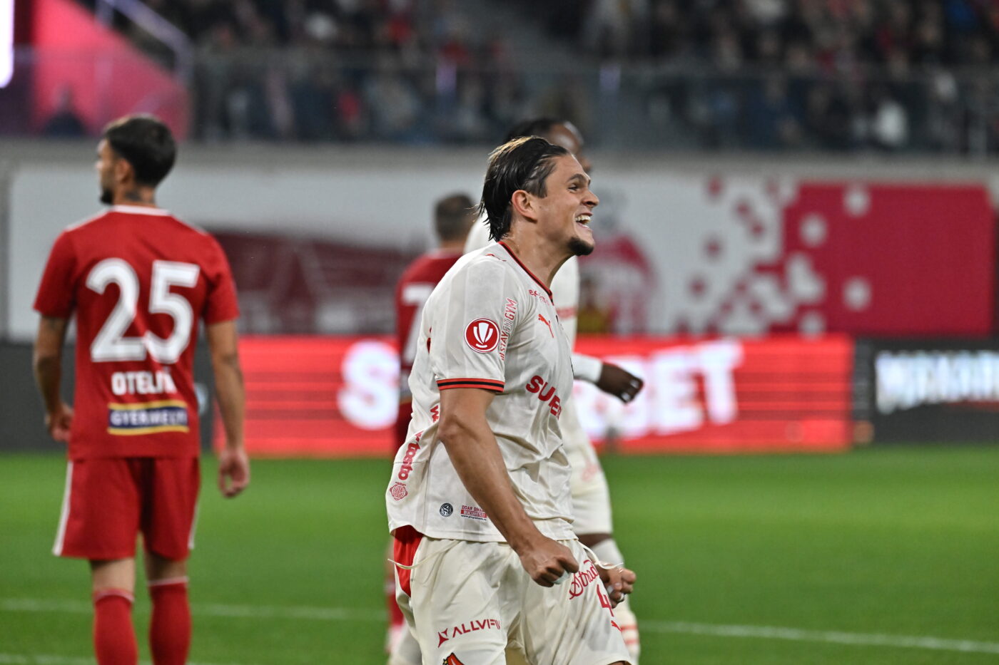 Martin Pascual, fundașul golgheter al lui Dinamo, dezvăluie ce l-a învățat Fernando Torres la Atletico Madrid: „Uite așa îmi spunea!”. EXCLUSIV
