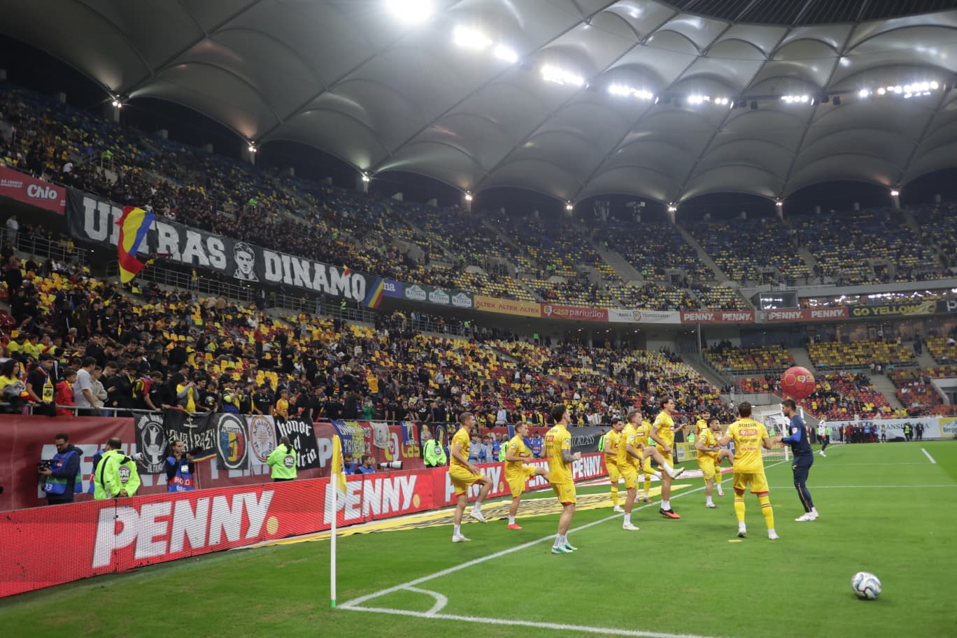 Galeria lui Dinamo, MEMORABILĂ la România – Suedia! Uniți în aceeași culoare sub chipul lui Cătălin Hîldan la fix 26 de ani de la moartea unicului căpitan