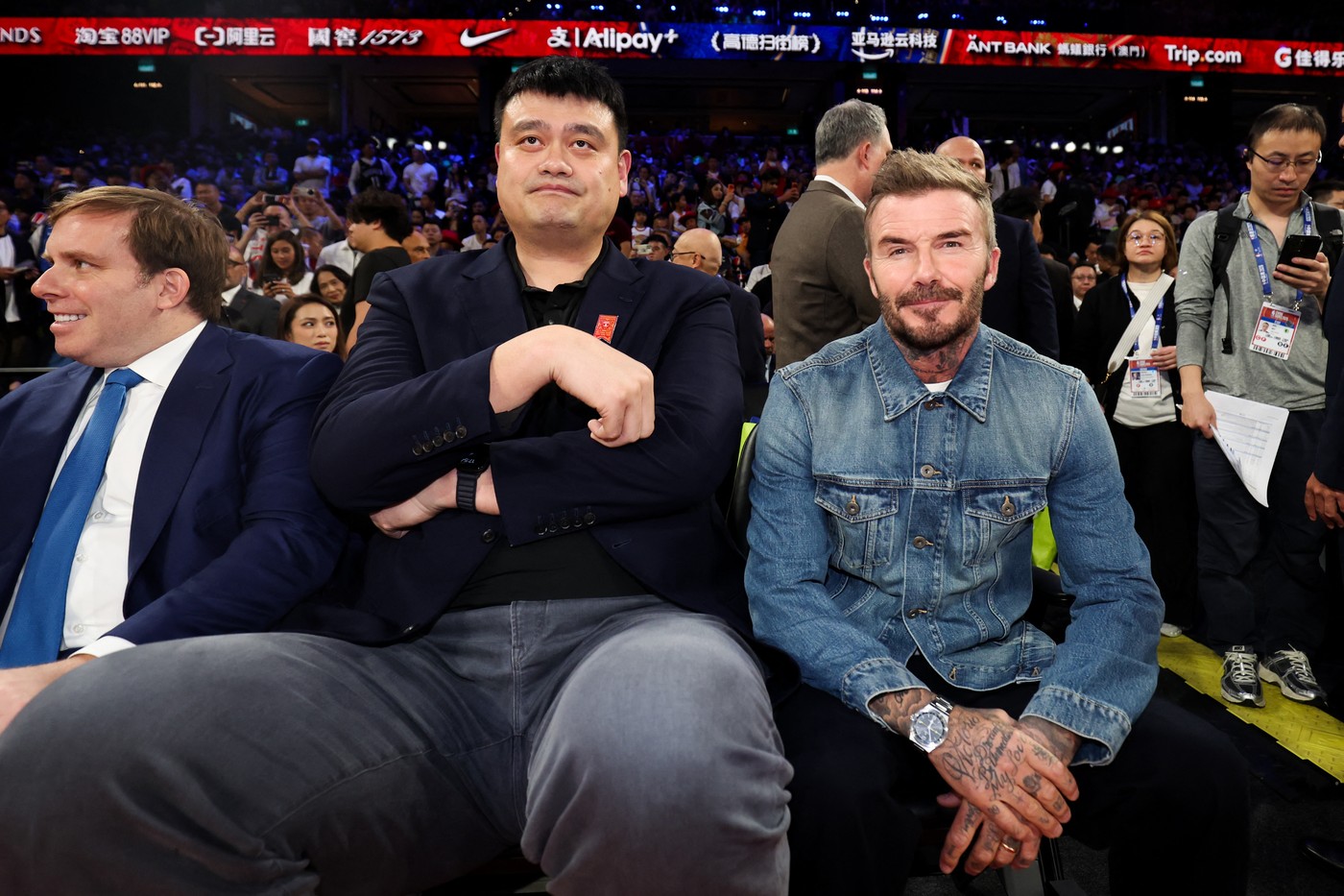 Cum arată David Beckham lângă Yao Ming, gigantul de 2,32 metri