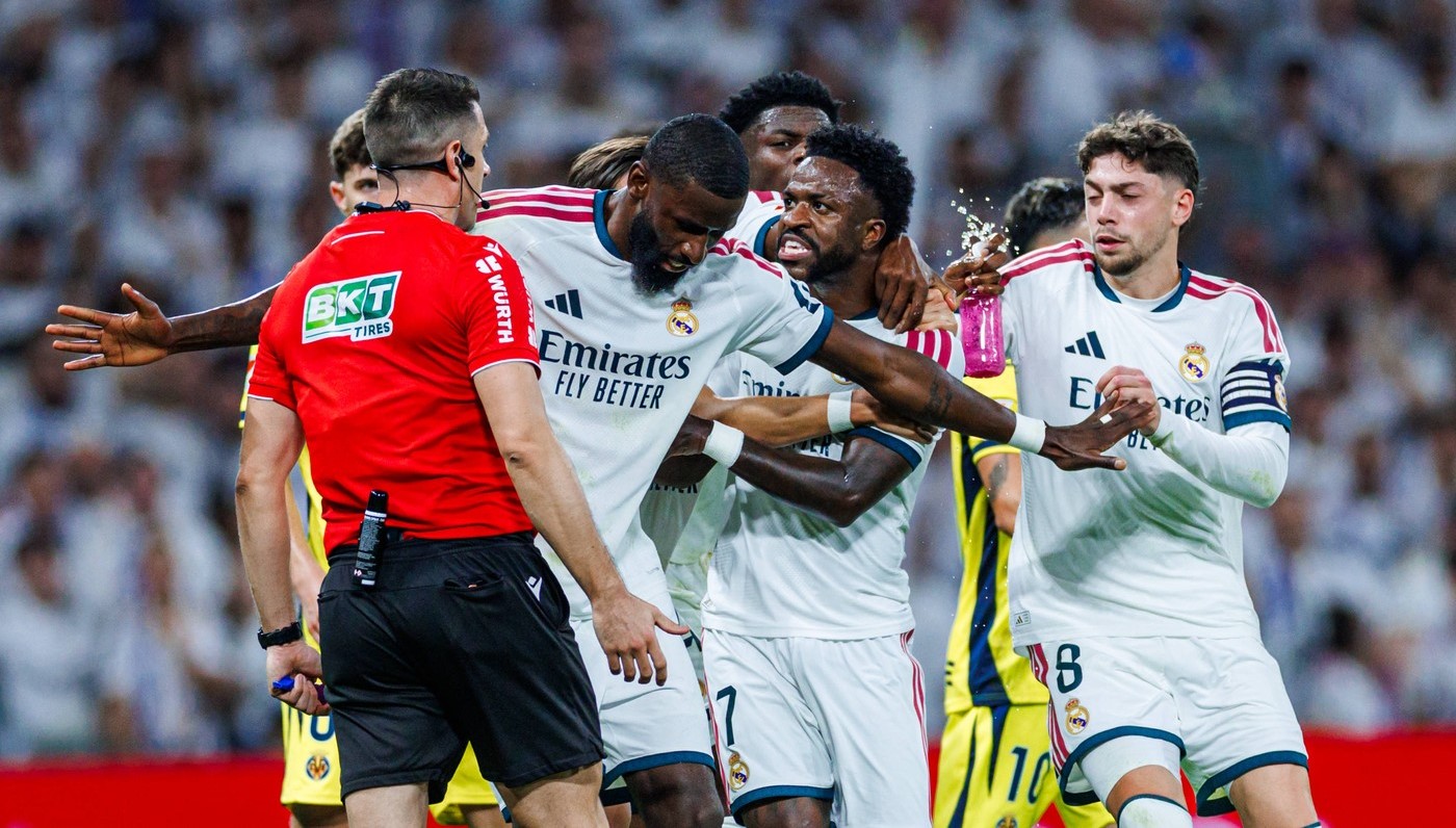 Real Madrid TV atacă din nou arbitrajul după eliminarea lui Vinicius! Fazele invocate de televiziunea clubului: „RUȘINE!”