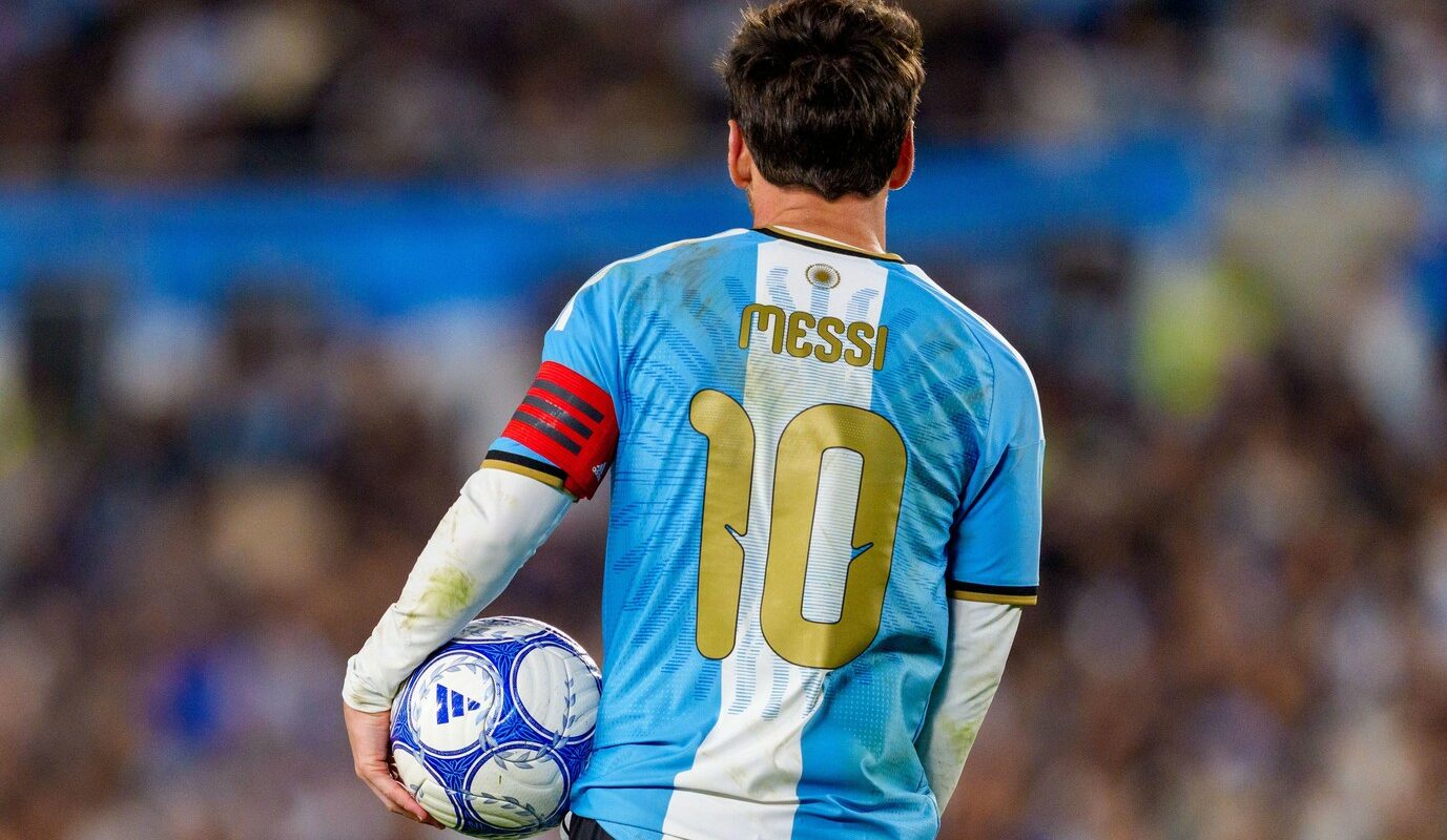 SPECIAL Recordul urmărit acum de Messi e deținut de un fotbalist care s-a culcat cu soția antrenorului, poartă 36 la picior și a fost răpit și sechestrat!
