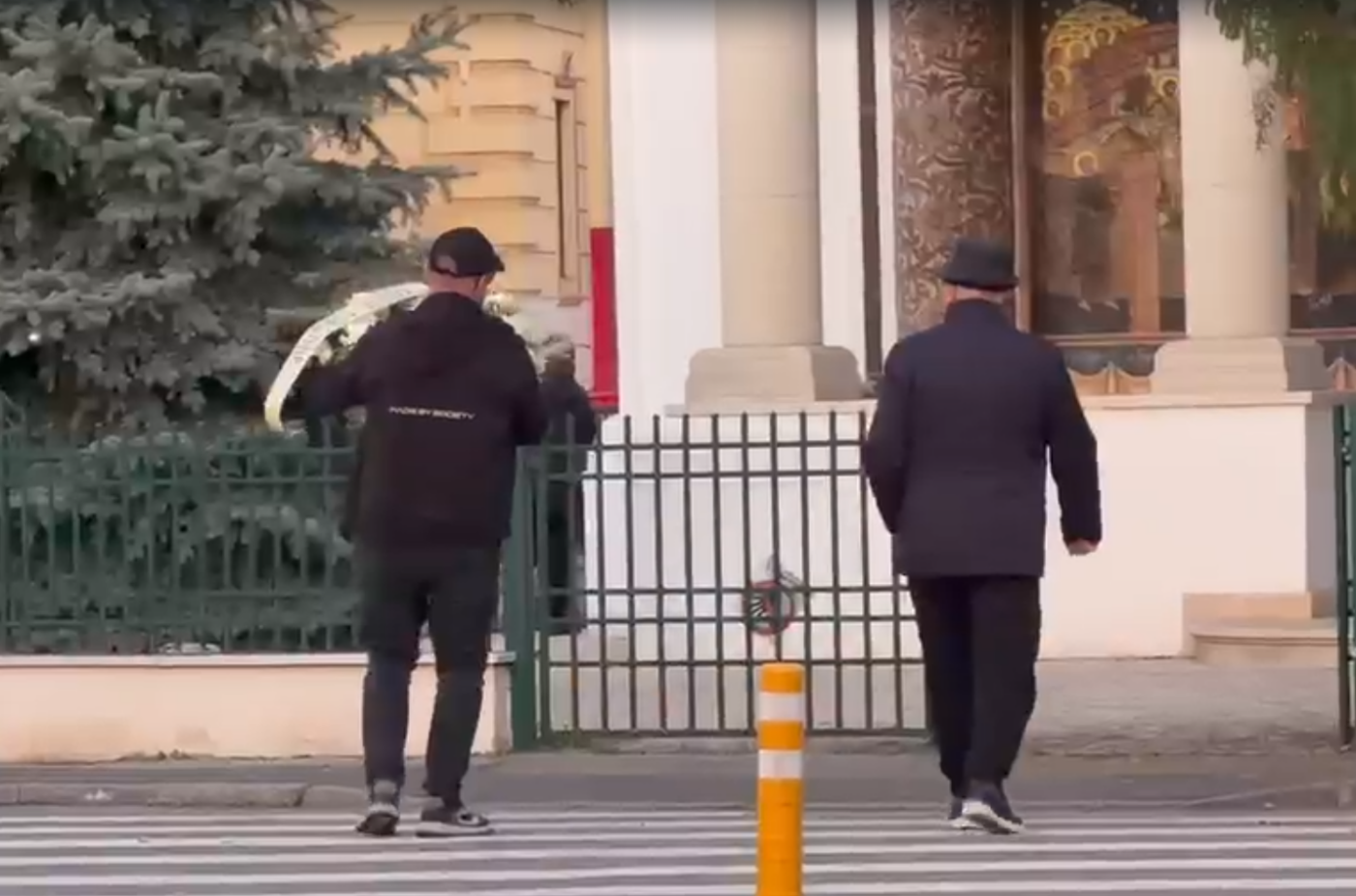 Pelerinaj la catafalcul lui Viorel Păunescu, fostul președinte al Stelei. Apropiații și cunoscuți din fotbal își iau rămas-bun. Mitică Dragomir, primul om de fotbal care își face apariția