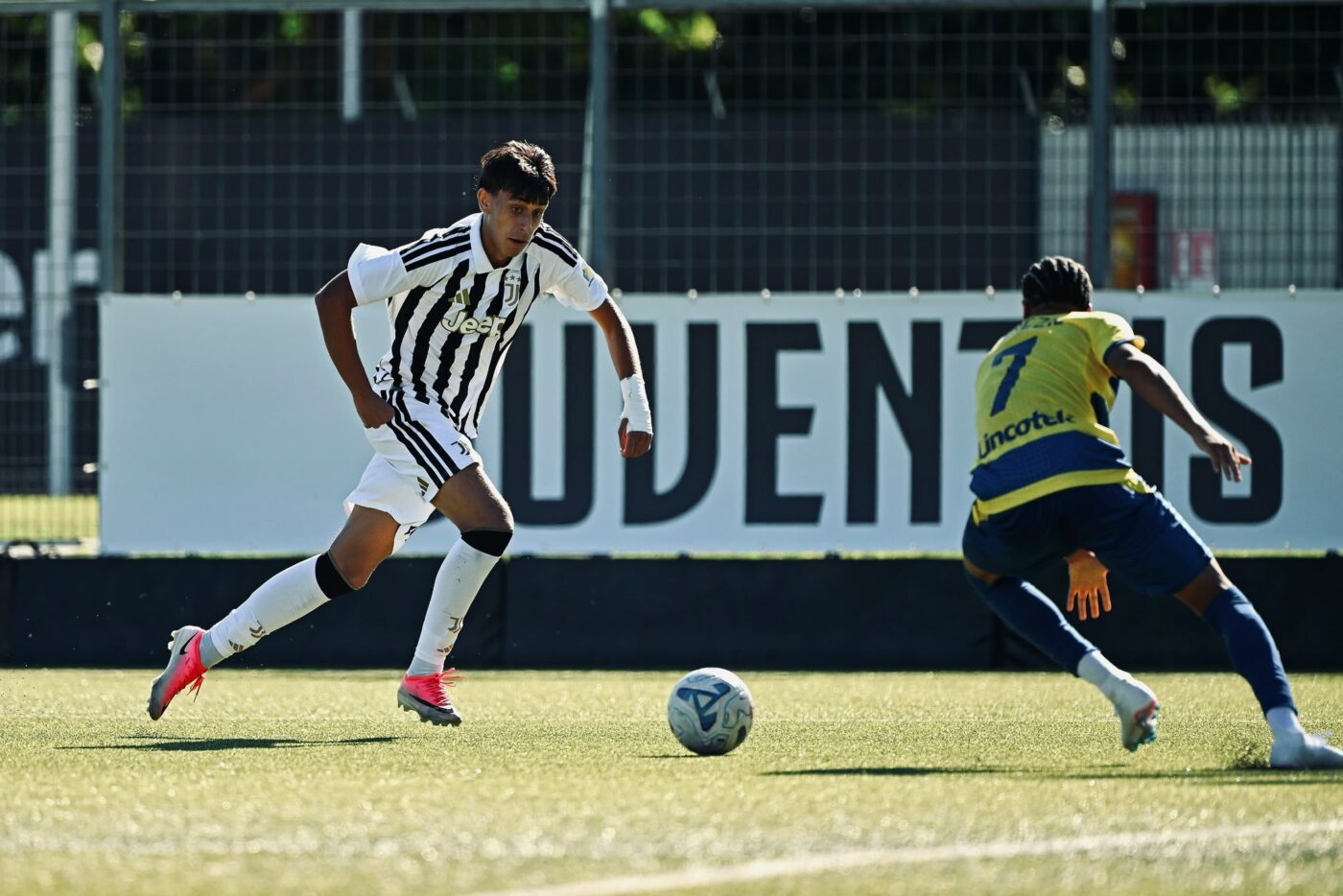 Fundașul român de 17 ani a semnat cu Juventus Torino contract de seniori! „Are o chestie, dincolo de 1,90 m înălțime”. EXCLUSIV