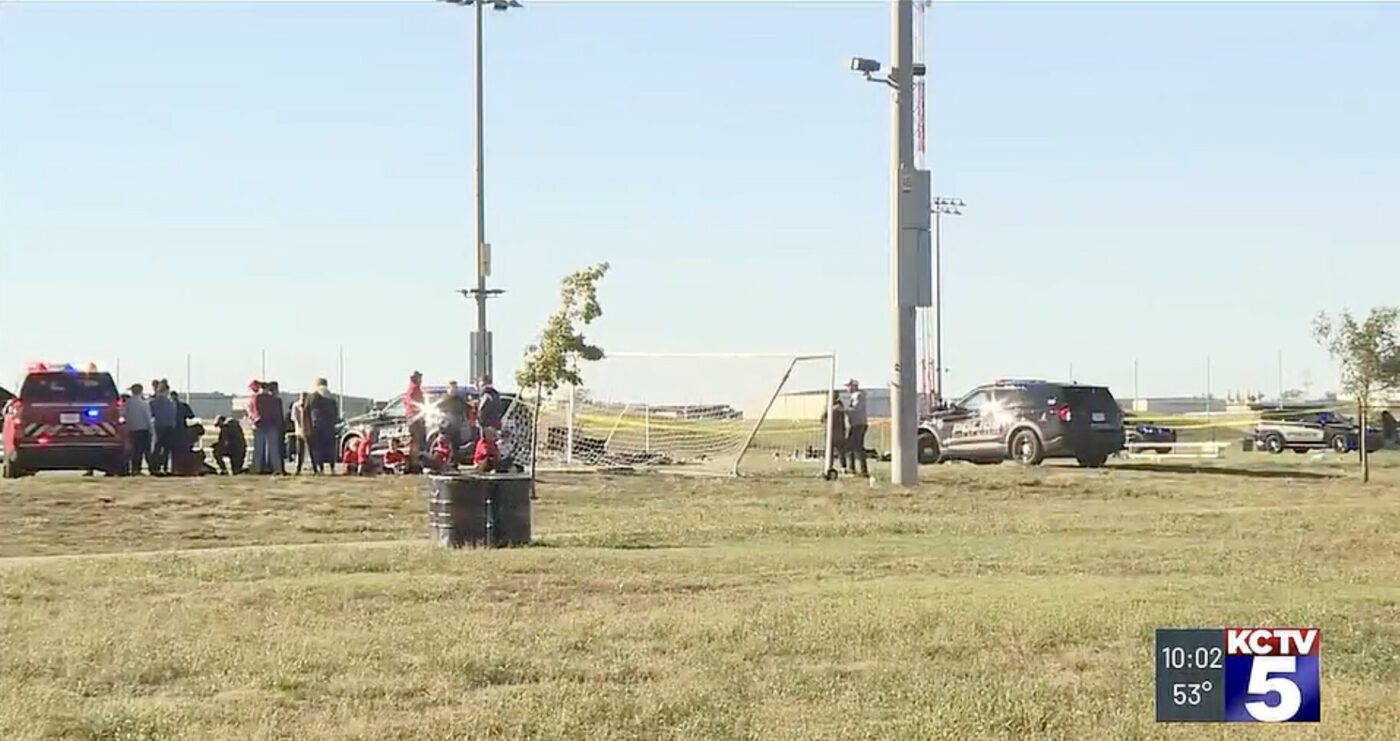 Tragedie la un meci de fotbal pentru copii! Un băiețel de 6 ani și un bărbat au murit după ce o femeie a intrat cu mașina pe teren