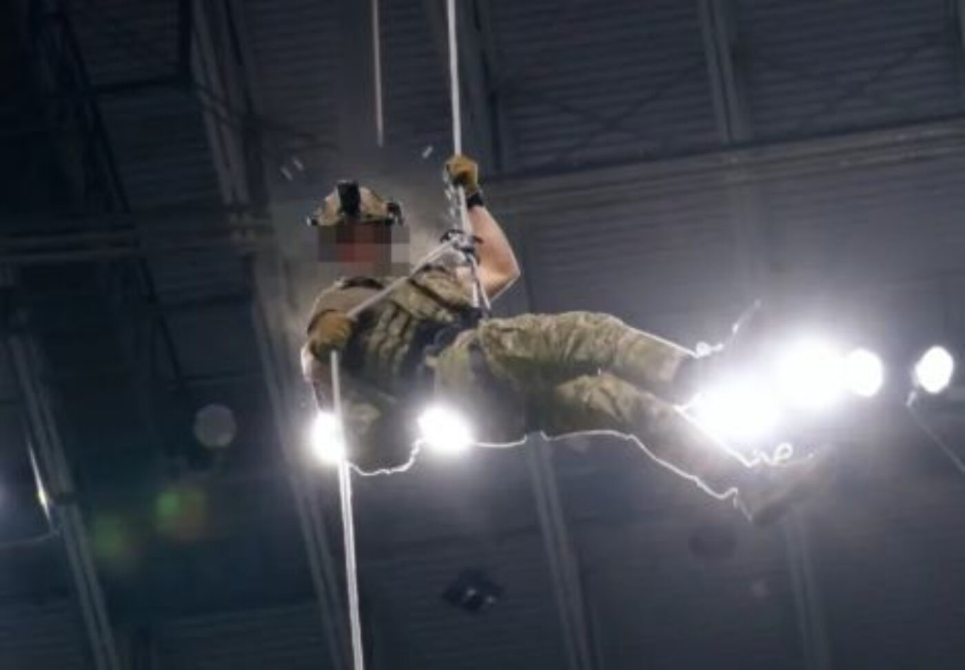 Tragedie pe stadion! Un militar a murit după ce a căzut de la aproximativ 45 de metri, sub privirile spectatorilor