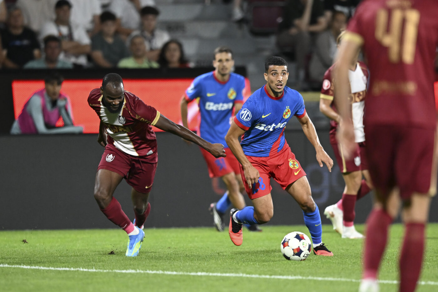 MERCATO Transferul lui Boutoutaou la Craiova, blocat de un star de la CFR! Oltenii joacă la două capete