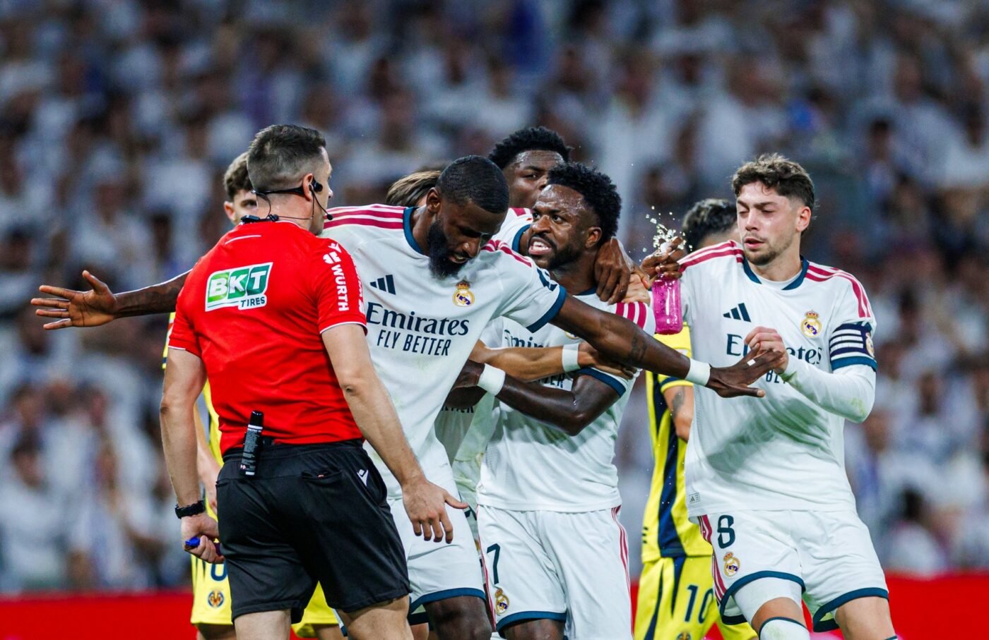 VIDEO Incredibil ce a făcut Vinicius pe Bernabeu! A fost eliminat, s-a năpustit asupra arbitrului și poate rata El Clasico