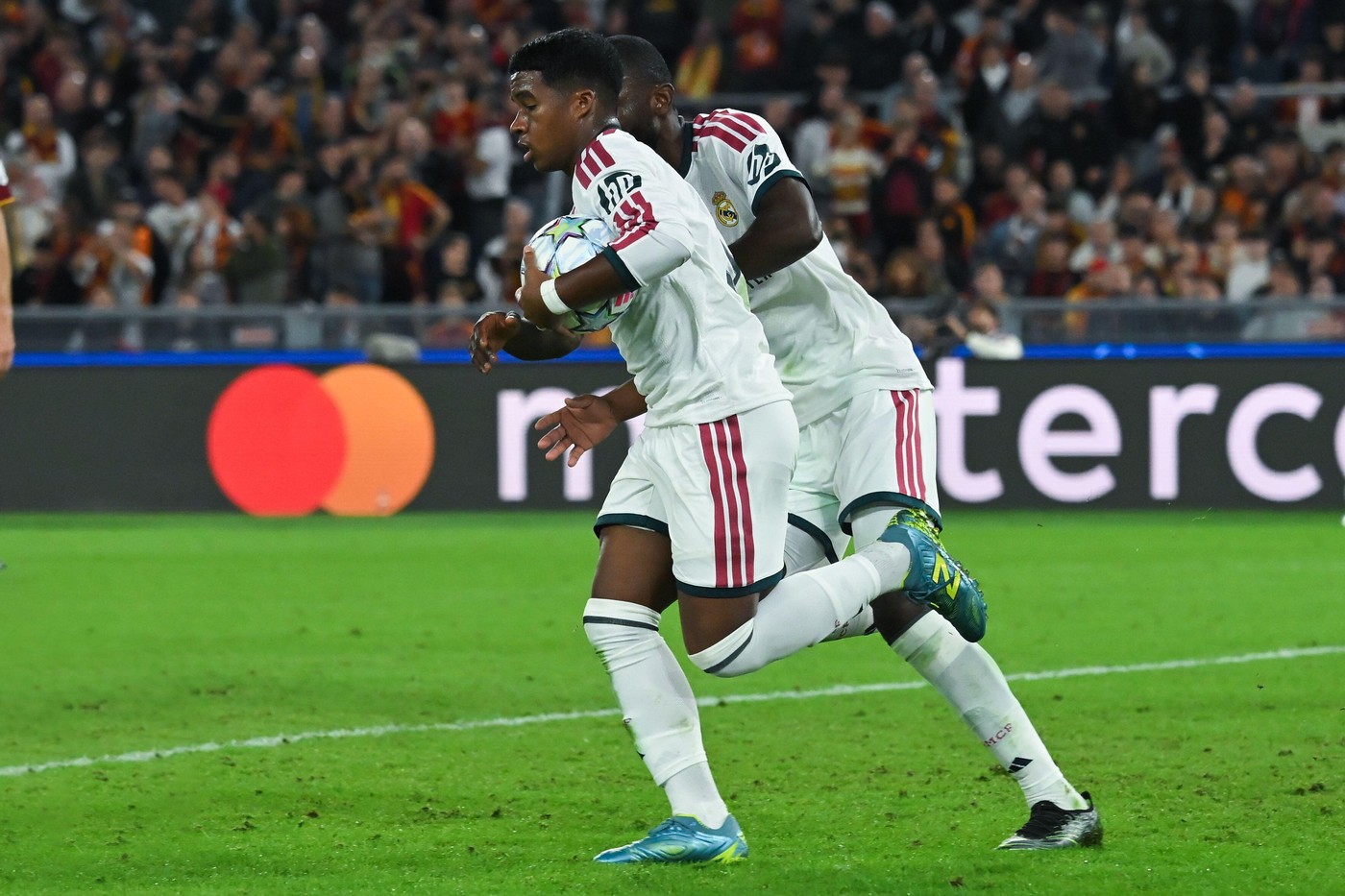 „Vorbeam cu Dumnezeu și mă rugam!”. Endrick a dezvăluit ce făcea pe bancă înainte să intre în AS Roma – Real Madrid și să marcheze