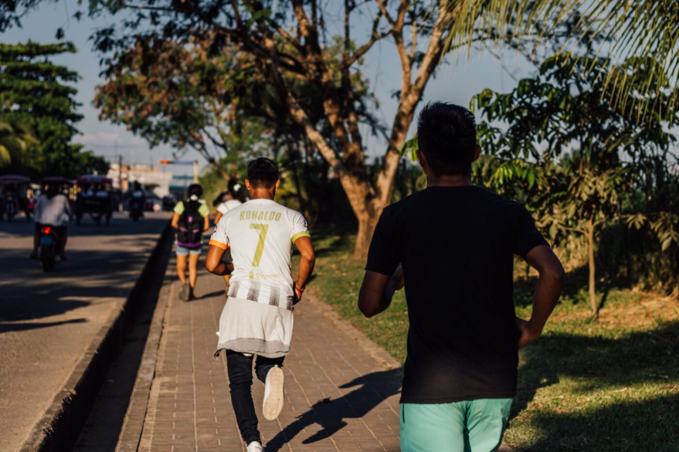 ADVERTORIAL. Ce sneakers poartă cei mai mari fotbaliști din lume în viața de zi cu zi