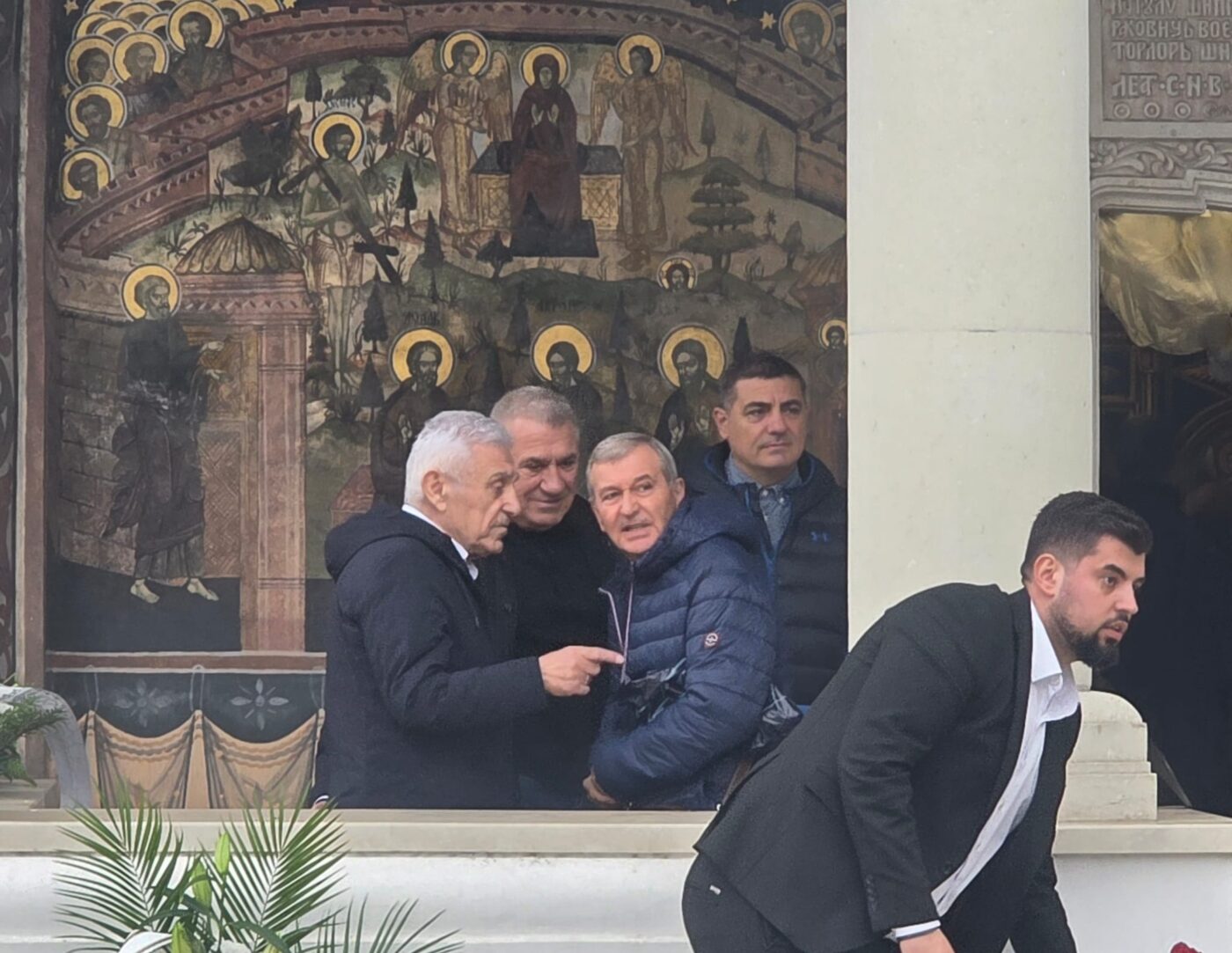 LIVE Azi are loc înmormântarea lui Viorel Păunescu, la Cimitirul Bellu. Fostul președinte al Stelei, condus pe ultimul drum de apropiați